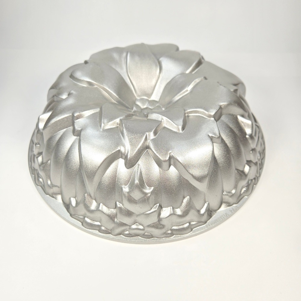 Nordic Ware Poinsettia Bundt Baking 10" Pan Mold Nonstick Made in USA Christmas - Picture 4 of 10